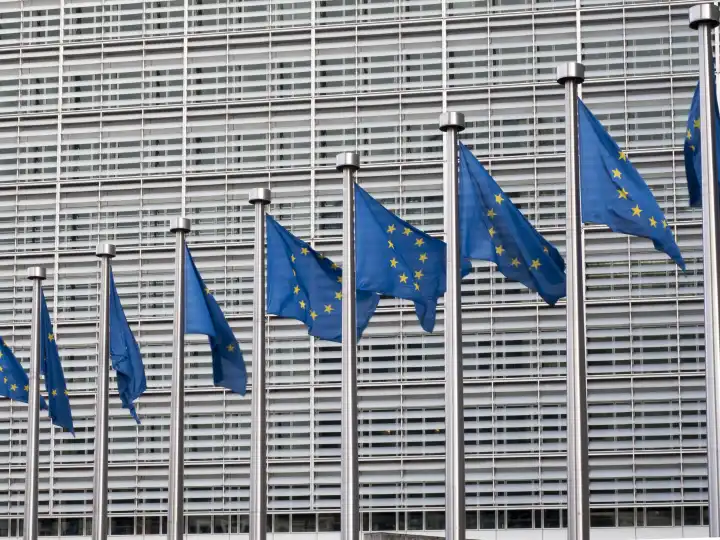 Flaggen vor dem Gebäude der Europäischen Kommission, Brüssel, Belgien, Europa