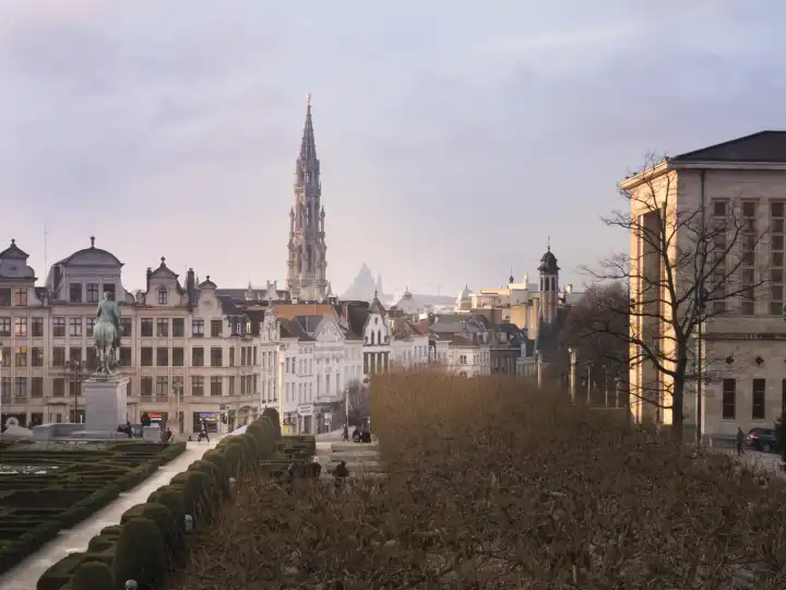 Blick vom Kunstberg auf Brüssel, im Hintergrund der Rathausturm, Brüssel, Belgien, Europa