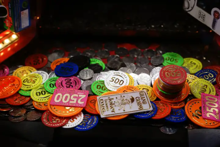 Casino ships und Münzen im Spielautomaten