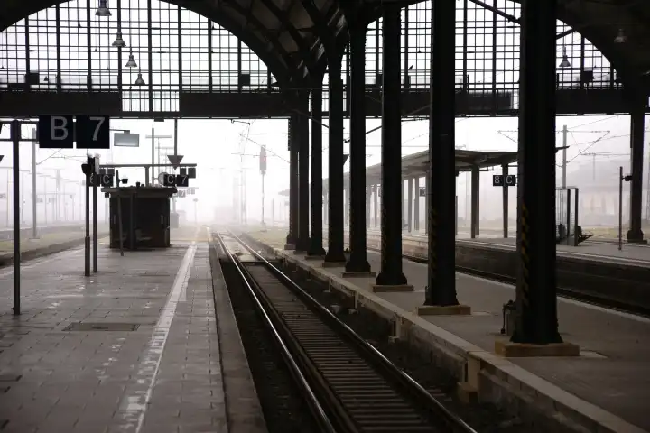 Bahnsteig im Nebel