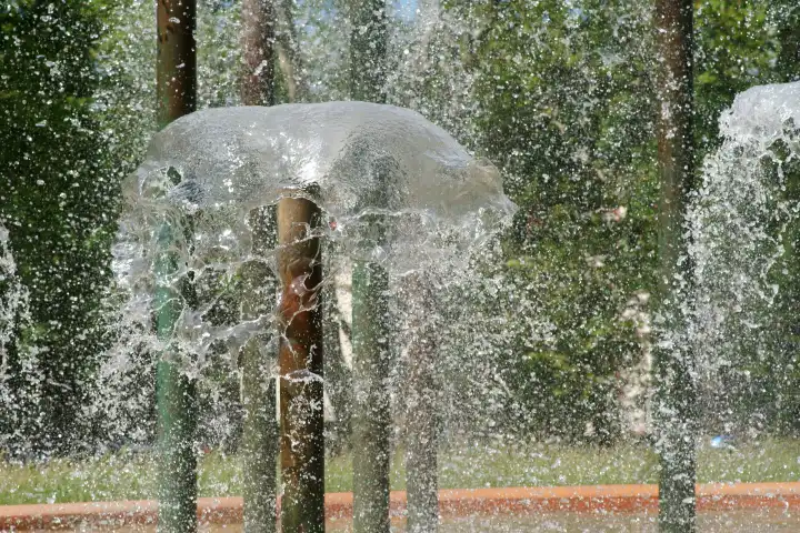 Plätschernde Wasserfontänen Springbrunnen