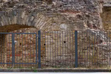 Zaun vor historischem Gemäuer