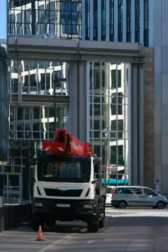 Truck with hydraulic lift