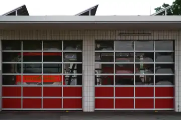 Feuerwehrwagen hinter Garagen