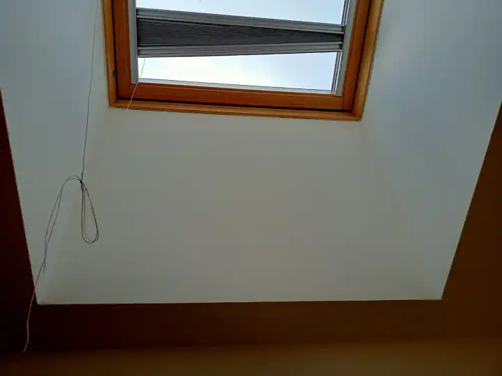 Kaputte blende an einem dachfenster