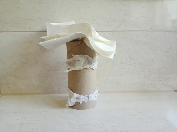 Kein Toilettenpapier in einem Badezimmer, um es zu benutzen