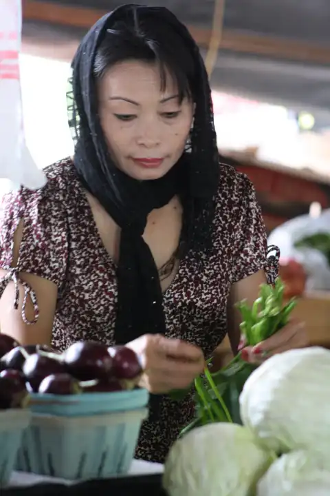 Gemüseverkäuferin auf einem Markt in Florida