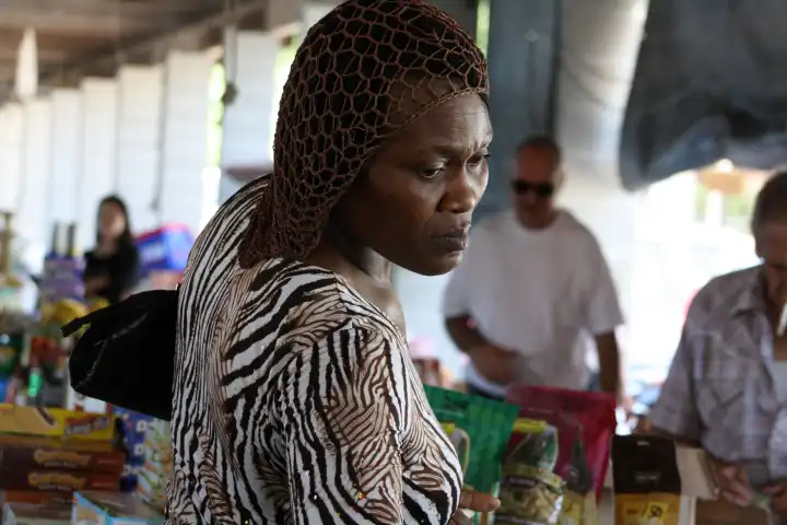 Käuferin auf einem Flohmarkt in Florida
