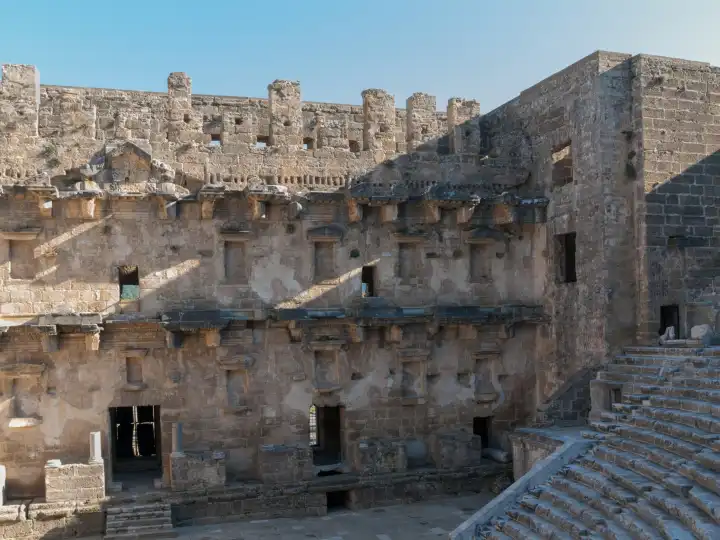 Römisches Theater von Aspendos Innenfassade des Bühnengebäudes rechts und Mitte mit dem zentralen Bühnenzugang und dem Giebeltympanon mit der Dionysosfigur