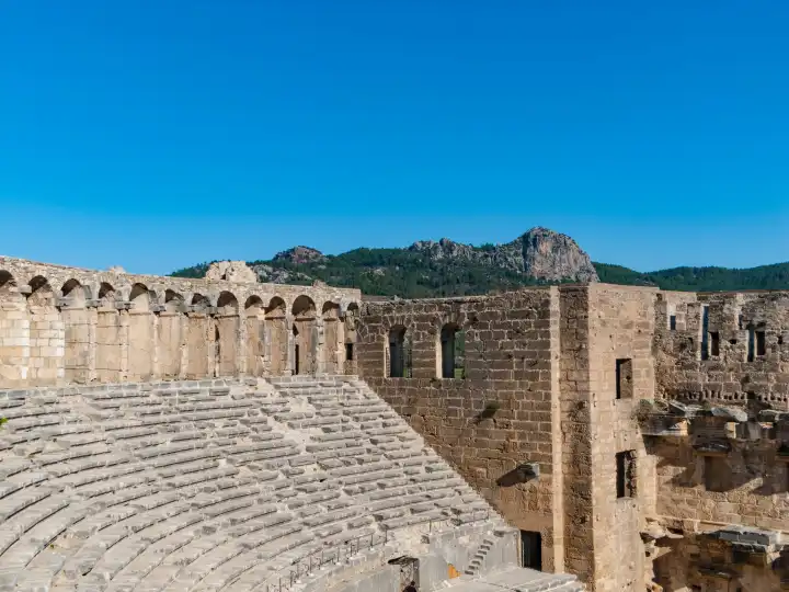 Römisches Theater von Aspendos Innenfassade des Bühnengebäudes links mit den oberen Zuschauerrängen und dem Arkadengang, im Hintergrund die Ausläufer des Taurusgebirges