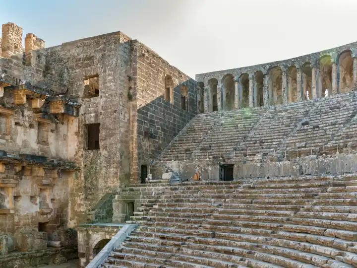 Römisches Theater von Aspendos Zuschauerränge links mit dem Treppenturm am Ende des Bühnengebäudes