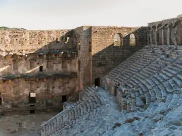 Roman theater of Aspendos Exterior facade of the stage building on the right and the upper and lower audience rank at the top of the arcade