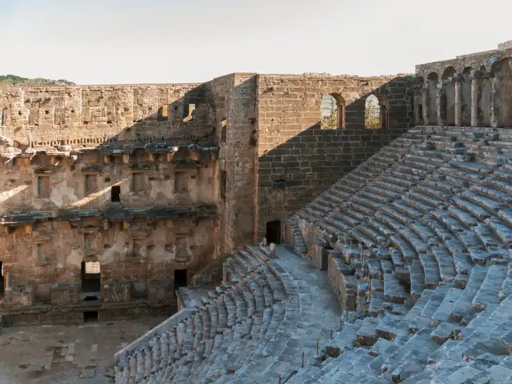 Römisches Theater von Aspendos Innenfassade des Bühnengebäudes rechts und der obere und untere Zuschauerrang, ganz oben der Arkadengang