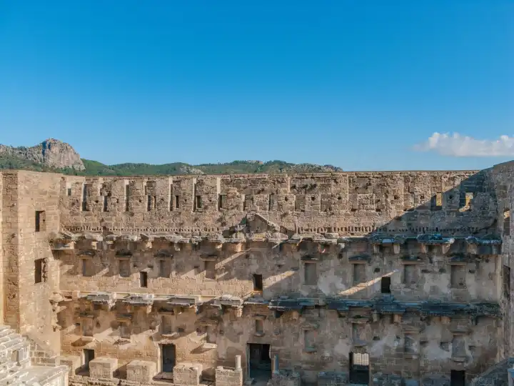Römisches Theater von Aspendos die komplette Innenfassade des Bühnengebäudes, im Hintergrund die Ausläufer des Taurusgebirges