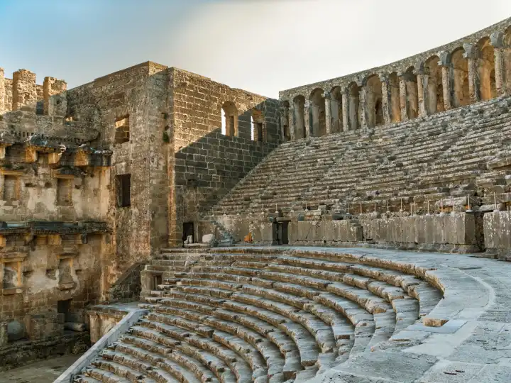 Römisches Theater von Aspendos Zuschauerränge links mit der Diazoma, die die Cavea in zwei Ränge unterteilt, ganz links ein Teil der Innenfassade des Bühnengebäudes