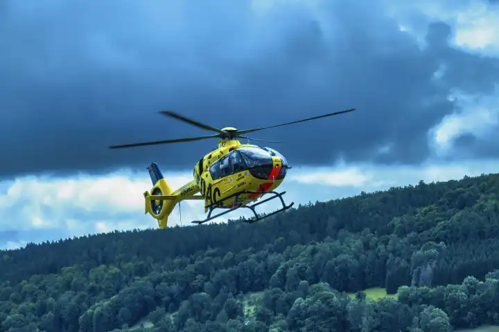 ADAC Hubschrauber der Luftrettung im Landeanflug auf das Klinikum Kulmbach