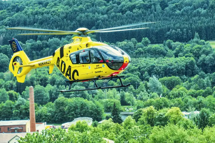 ADAC Hubschrauber Christoph im Landeanflug kurz vor dem Klinikum Kulmbach