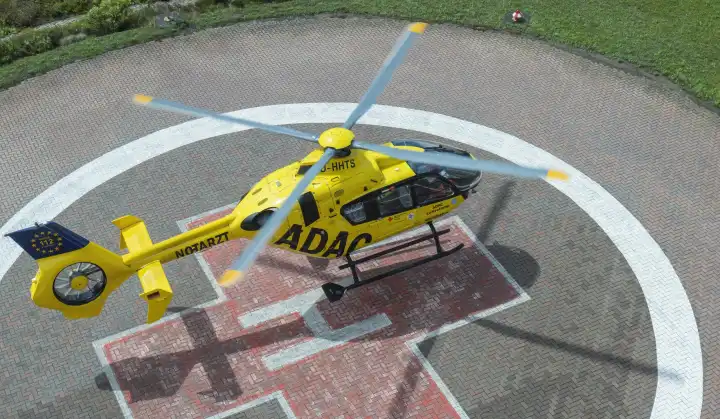 ADAC Hubschrauber mit Notarzt kurz vor dem Aufsetzen auf dem Landeplatz des Klinikums Kulmbach