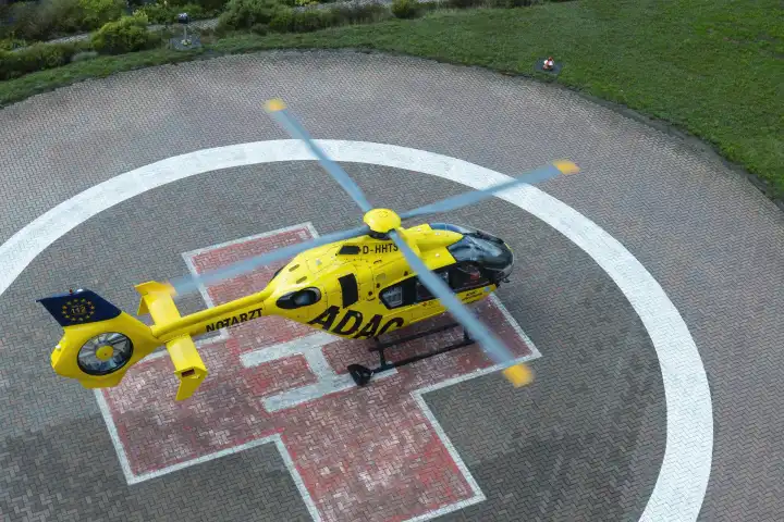 ADAC Luftrettung auf dem Landeplatz des Klinikums Kulmbach