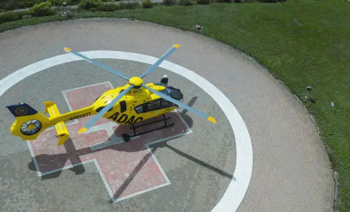 Pilot kontrolliert auf dem HubschrauberLandeplatz des Klinikums Kulmbach
