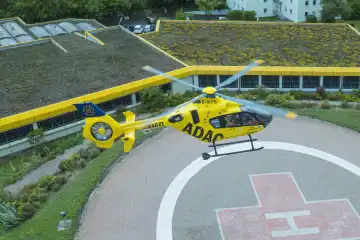 ADAC Hubschrauber über dem Landeplatz am Klinikum Kulmbach kurz nach dem Start