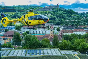 ADAC Hubschrauber über dem Stadtgebiet von Kulmbach vor der Plassenburg