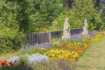 Die Außenanlage von Wasserschloss Mitwitz mit farbenfroher Blumenrabatte
