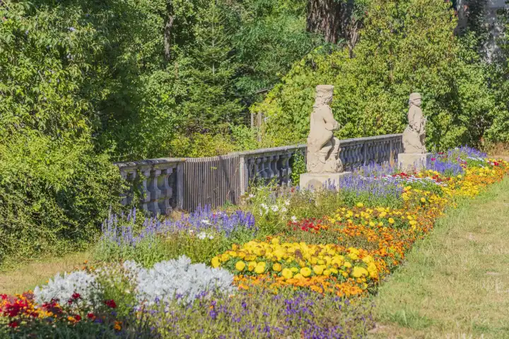 Die Außenanlage von Wasserschloss Mitwitz mit farbenfroher Blumenrabatte