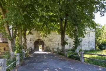 Die Zufahrt zum äußeren Tor des Wasserschlosses Mitwitz