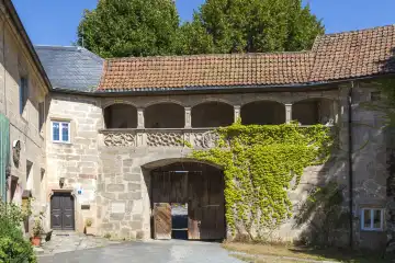 Das äußere Tor des Wasserschlosses Mitwitz von innen mit dem Wehrgang