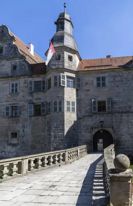 Der Steg zum Schlosstor des Wasserschlosses in Mitwitz