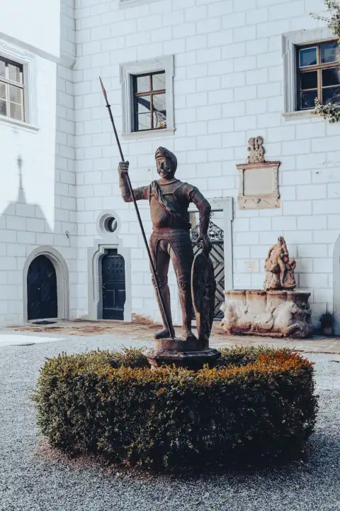 Die Sandsteinstatue des fränkischen Ritters im Innenhof des Kernschlosses von Wasserschloss Mitwitz