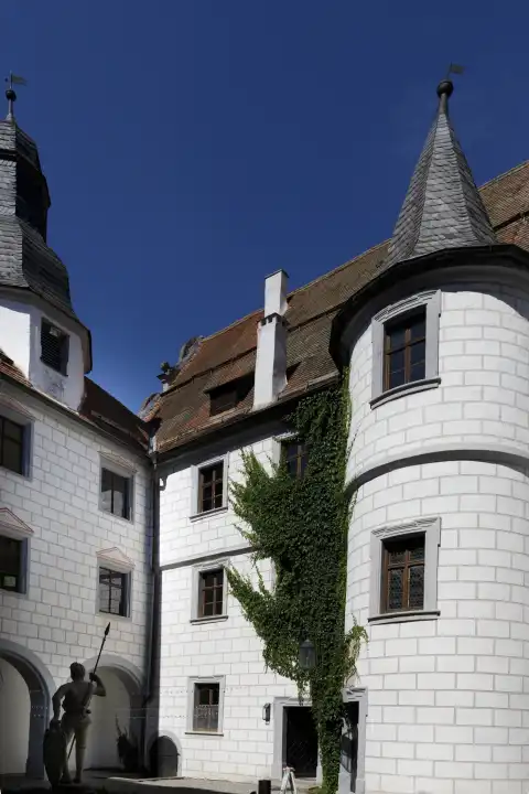 Der Innenhof im Kernschloss des Wasserschlosses Mitwitz mit der Statue des Fränkischen Ritters