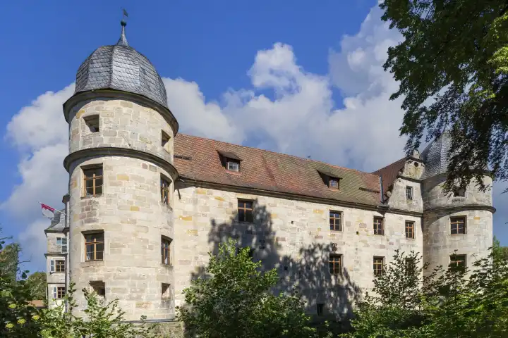 Die Westseite des Wasserschlosses Mitwitz mit den zwei mächtigen Rundtürmen