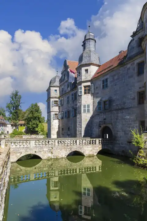 Die Nordseite des Wasserschlosses Mitwitz mit dem Steg zum Eingang in das Kernschloss