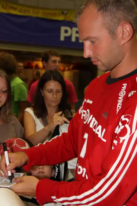 Thierry Omeyer vom THW Kiel gibt nach einem Spiel Autogramme. Welthandballer 2008