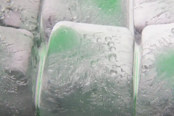 Kristallklare Eiswürfel, mit etwas Grün