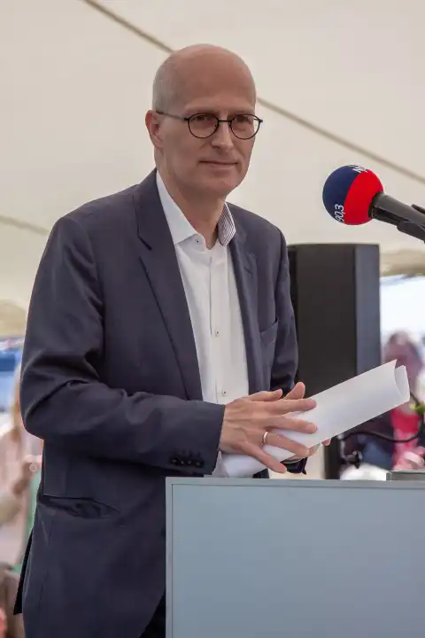 Der Hamburger Bürgermeister Peter Tschentscher bei der Eröffnung des Baakenpark in der HafenCity
