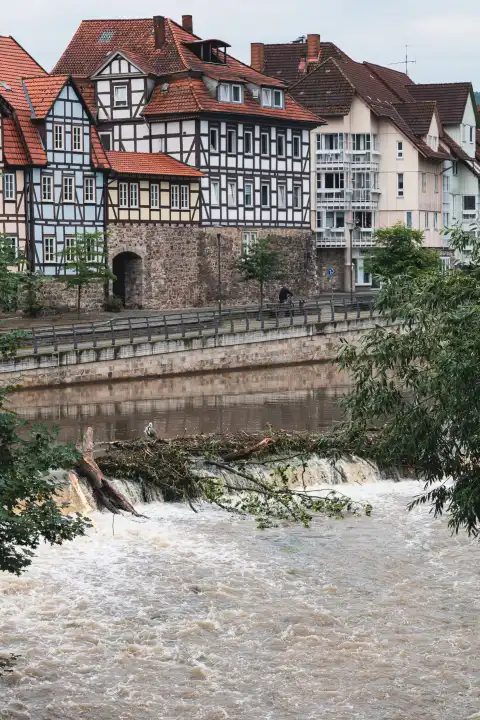 Wasserfall mit abgerissenen Bäumen in Hannoversch Münden
