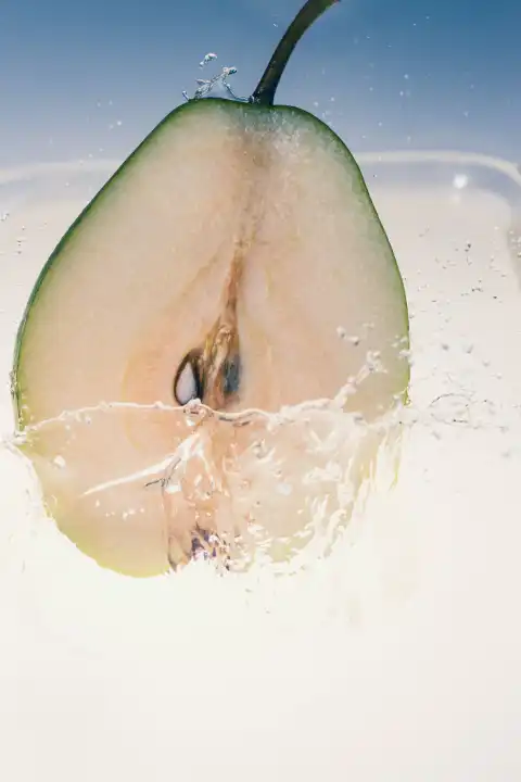 Pear falls in juice