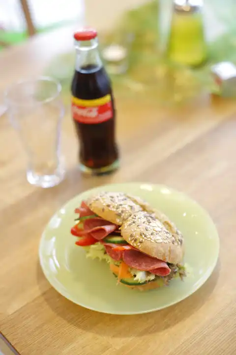 Sandwich mit Salami und Getränk