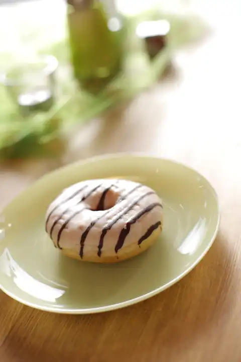 Donut mit Zuckerguss und Schokolade