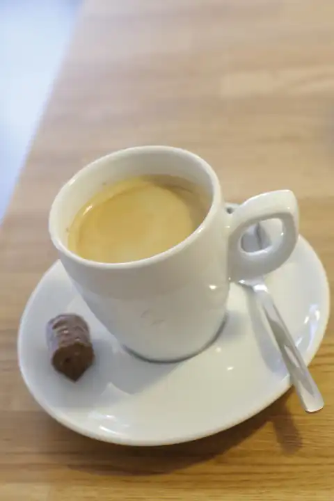 Tasse Milchkaffee mit Keks