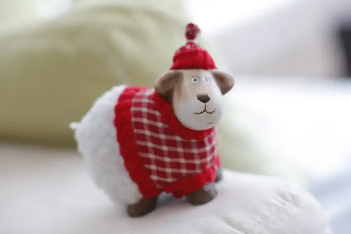 Schaf Kuscheltier mit winterlicher Kleidung