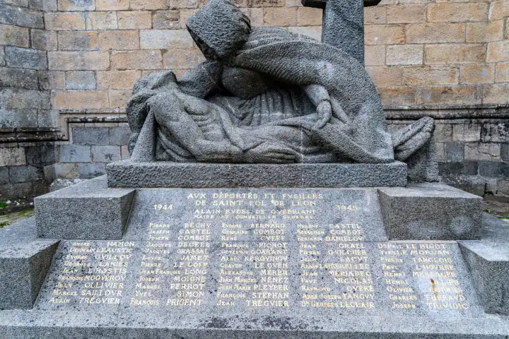 Kriegsdenkmal 2. Weltkrieg an der Kathedrale in Saint-Pol-de-Leon, Bretagne