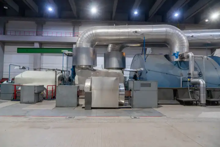 Maschinenhaus mit Turbinen und Druckgefäßen in einem Kohlekraftwerk