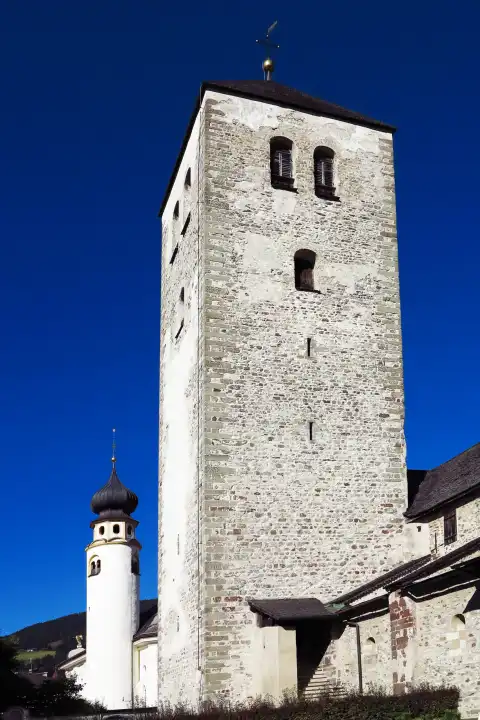 Innichen, Stiftskirche, Michaelskirche, Südtirol, Tirol, Pustertal, Italien, Alpen, Südalpen, Gebirge, Hochgebirge