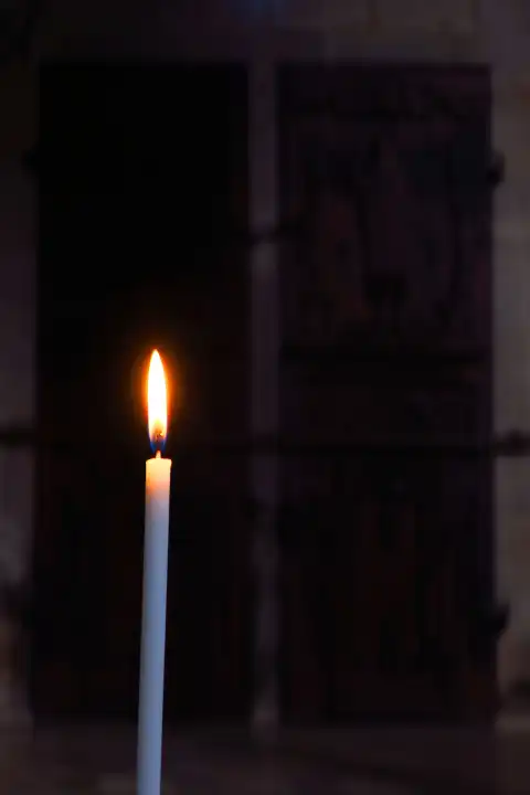 Kerze, brennen, Kirche, Gedenken, Tote, Tod, Verstorbene, Licht, Ewigkeit