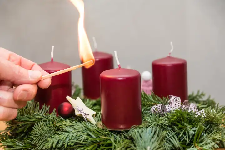 Streichholz zum Anzünden der ersten Kerze am Adventskranz