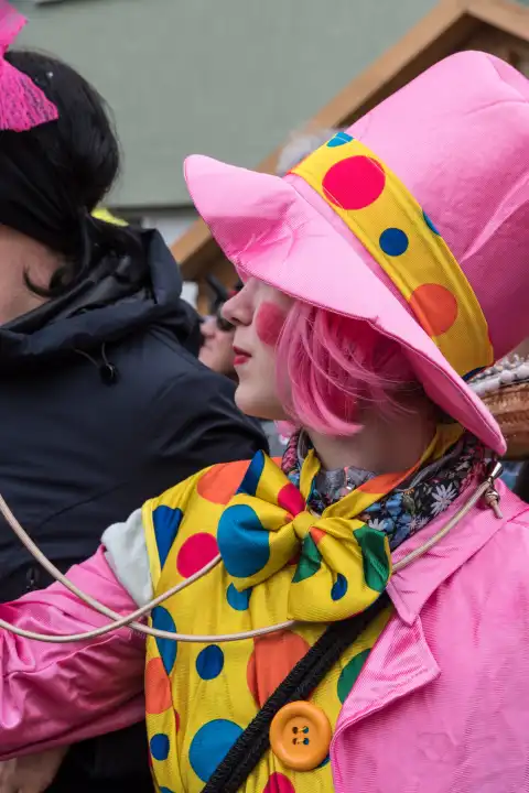 farbenfroh und lustig verkleidetes Kind zur Faschingszeit - Clownkostüm